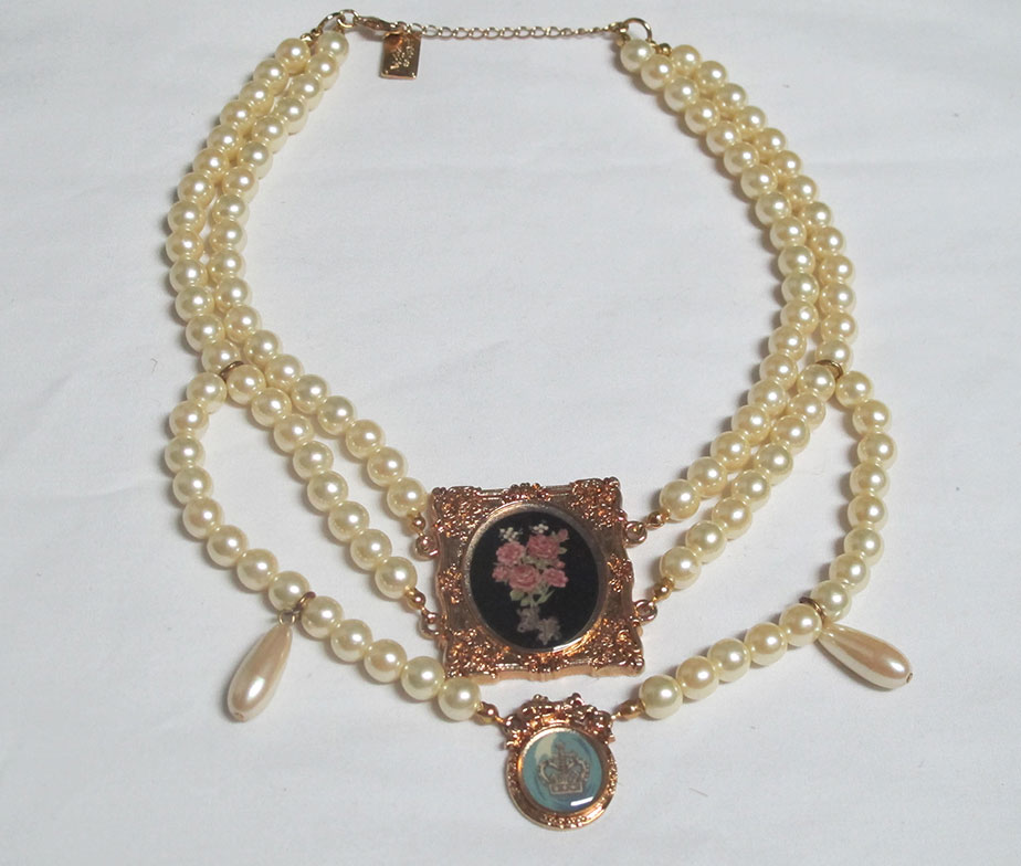 Alice and the Pirates Rose Frame Choker