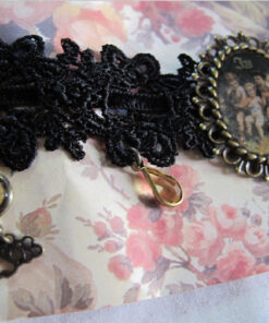 Innocent World Choker