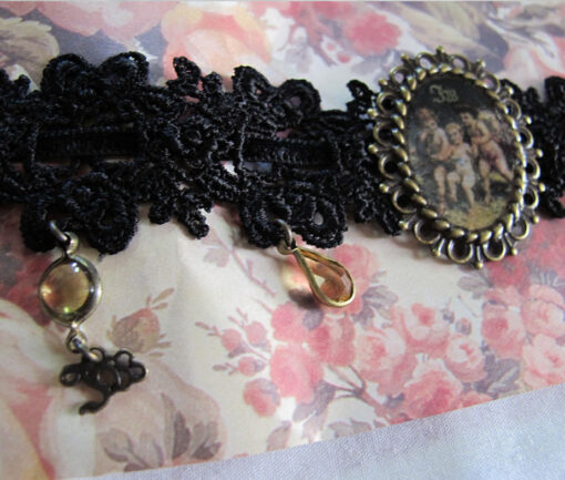 Innocent World Choker